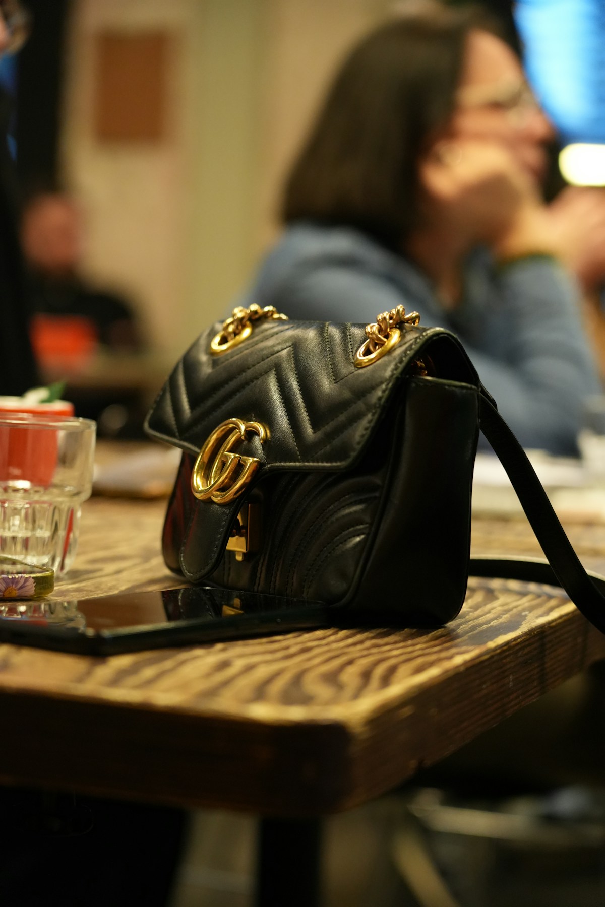 Bolsa acolchoada com acabamento refinado